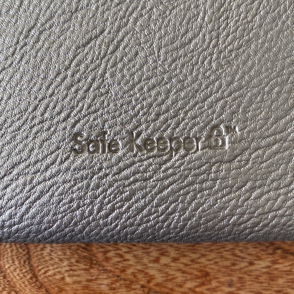 NWOT Bobby Bow Wristlet - Picture 5 of 5